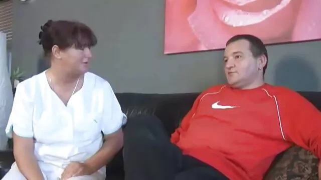 Pornografia sem registo  Um homem violentamente violou filmes porno de famosas da tv uma jovem mulher.