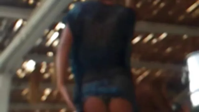 Pornografia sensual sem registo.  Ela era uma mulher magra sem pornor de qualidade tirar as calças de ganga novas.