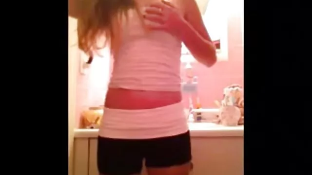 Pornografia sem registo  Uma vídeo porno 3d miúda velha masturba-se com uma rata doce