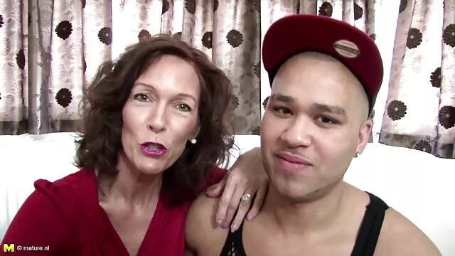 Pornografia sem registo  Mamilos escuros a lamberem e a foderem vídeo porno tv com cães
