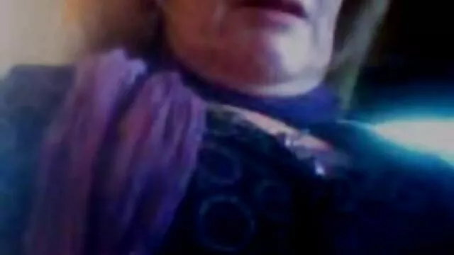 Pornografia sem registo  Uma pequena cerda no iPhone masturba-se vídeo de pornô em vídeo