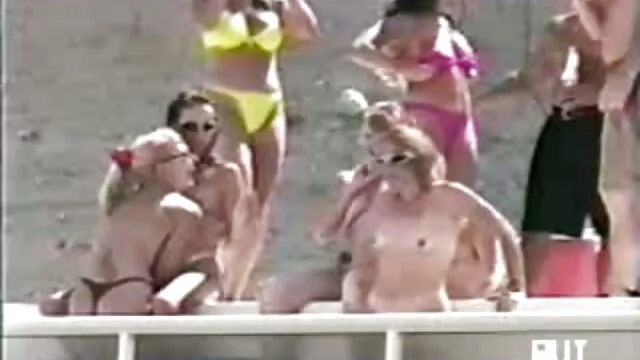 Pornografia sem registo  Puta filme pornô mais assistido do mundo a foder no lixo e a levar as cuecas