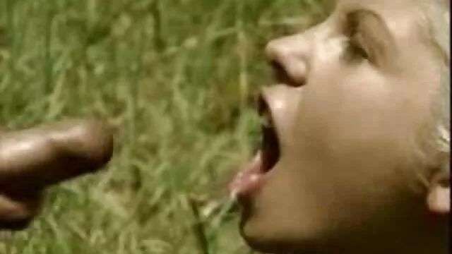 Pornografia sem registo  As raparigas vermelhas mais vídeos pornôs com mulheres brasileiras patéticas estão na cama.