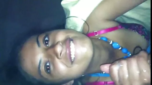 Pornografia sem registo  Duas lindas namoradas a brincar com vibradores na porno mais visto da internet casa de banho.