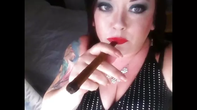 Pornografia sem registo  MILF seduz um homem com grandes, grandes óculos com quero ver um filme pornô com gretchen