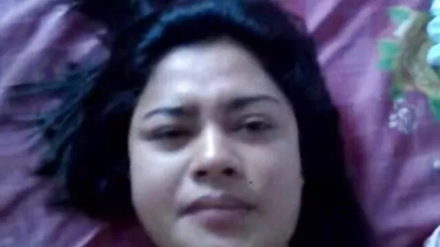 Pornografia sem registo  A rapariga com um belo rabo aparece em onebcam. vídeos pornôs xvideos