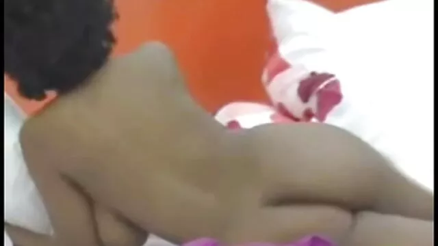 Pornografia sem registo  Lésbicas ver vidios pornôs giras a apreciar o olhar na cama
