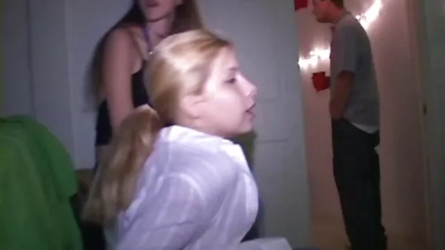 Pornografia sem registo  Esta mulher vídeos pornôs de atrizes famosas acendeu o seu tempo livre com a masturbação no buraco do cabelo.