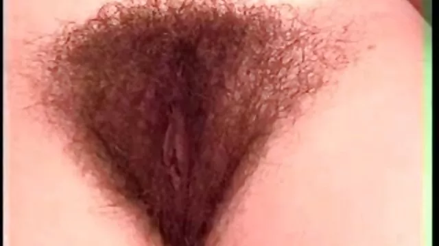Pornografia sem registo  A professora e a vizinha porno mais visto da internet têm uma aluna no sofá.