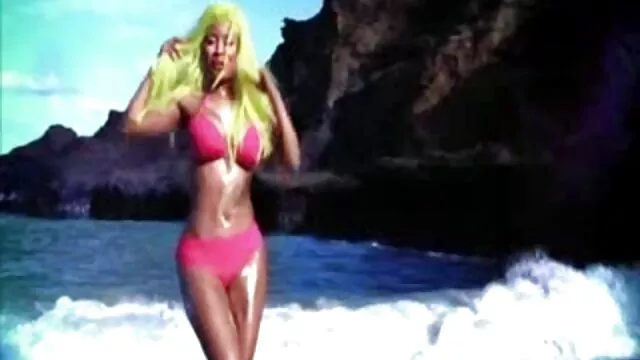 Pornografia sem registo  Vês raparigas nuas na pornor de famosos casa de banho?