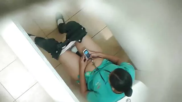 Pornografia sem registo  Três homens apanharam a rapariga e começaram a violar filmes porno de famosas da tv violentamente