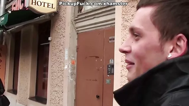 Pornografia sensual sem registo.  Uma vídeo pornô vr menina de 19 anos joga pela primeira vez com a cabeça de um homem