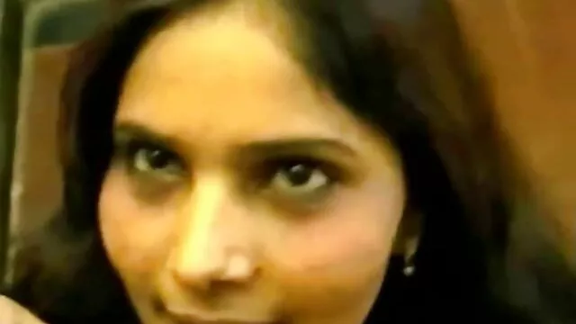 Pornografia sem registo  Mulher filme pornô para celular com Mamas grandes a brincar