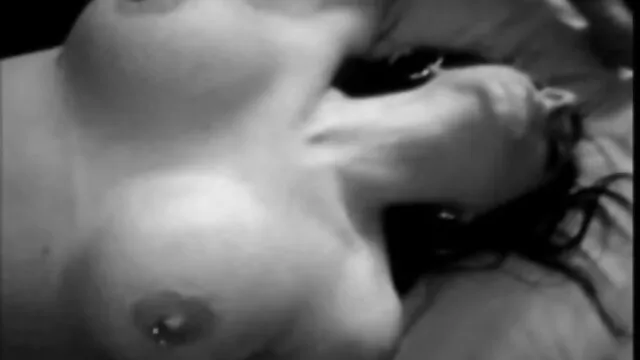 Pornografia sem registo  Uma rapariga com três assistir vidios pornôs homens num bando