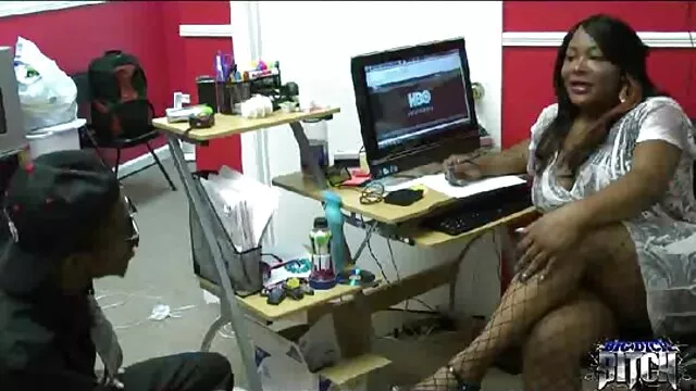 Pornografia sem registo  As jovens putas fodem os namorados num Truque videos pornôs online amovível