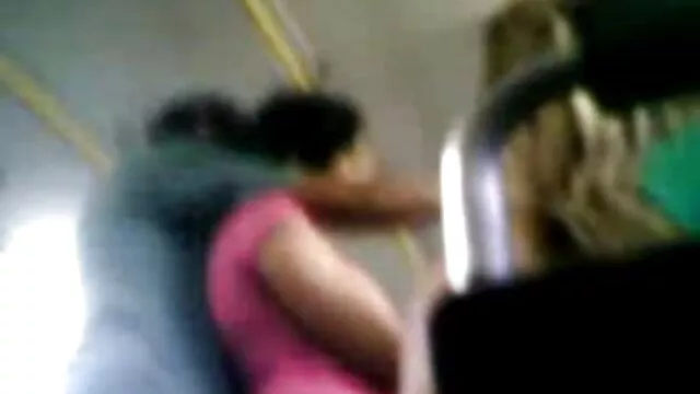 Pornografia sem registo  Apertando suas vídeos pornôs negras grandes mamas enquanto seus dedos estão no ônibus