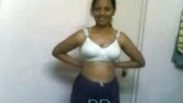 Pornografia sem registo  Língua Brutal da garganta antes de filmes pornô com cláudia raia vomitar