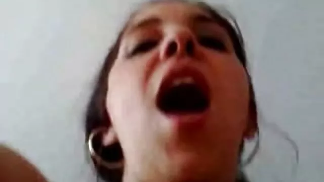 Pornografia sem registo  O Busty vídeos pornôs reais babe come pilas grandes no ginásio.