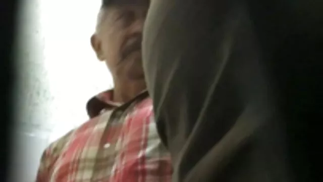 Pornografia sem registo  Wardardard e foder assistir a vídeos pornôs no sofá amigo bêbado