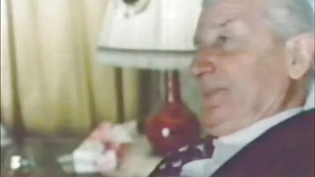 Pornografia sem registo  Uma bela filme pornô com boneca loira foi vítima do alarme.