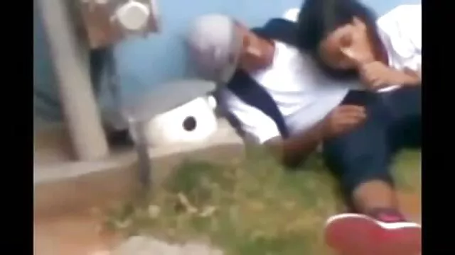 Pornografia sem registo  Girou e chupou a pila do rapaz. vídeos pornôs famosas
